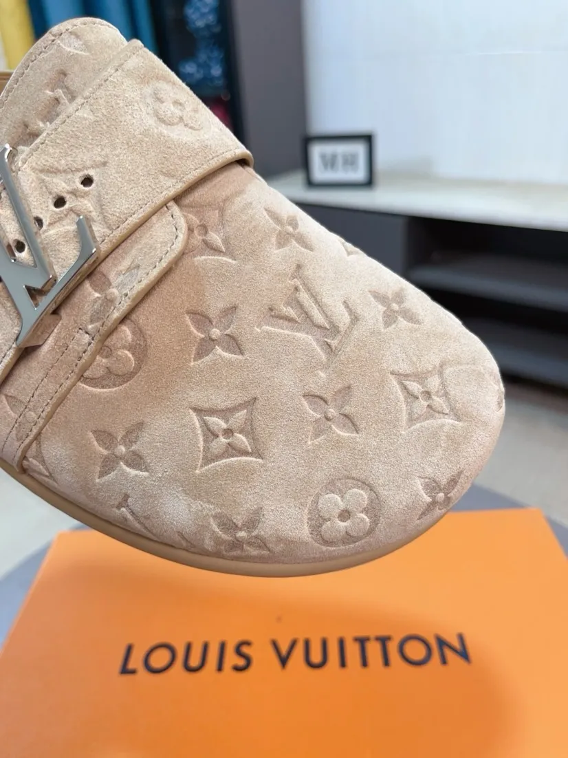 Men's Men's Shoes 💰400🌸🌸🌸🌸LV Easy 2025 new men's casual sandals and slippers, made of suede cow leather, with Monogram pattern to highlight the trendy style. Adjustable straps illuminated with LV letters, while a resilient insole and micro outsole provide lightweight comfort. Made of suede cow leather with embossed Monogram pattern and brand element metal hardware✅Adjustable straps➕Tough insole‼ ️Micro outsole. Comfortable and easy to wear‼ ️ size：38-45